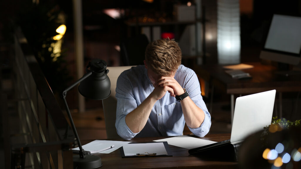 En stresset virksomhedsejer der risikerer en massiv bøde for for sent årsregnskab efter at have misset Erhvervsstyrelsens deadline.