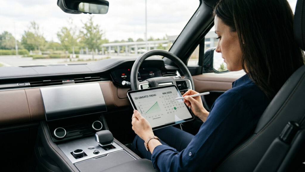 En iværksætter indtaster ruter i sin tablet i bilen for at dokumentere kørslen efter befordringsfradrag 2026 kravene.