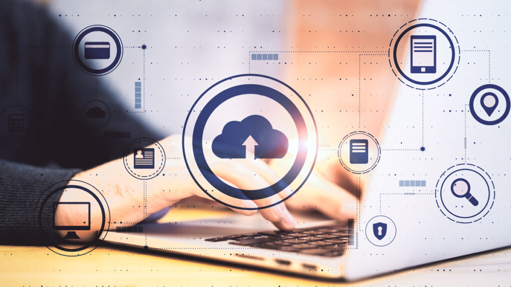 Et lysende blåt sky- og hængelås-ikon over en bærbar computer, der symboliserer sikker cloud-opbevaring af regnskabsmateriale i henhold til den ny bogføringslov.